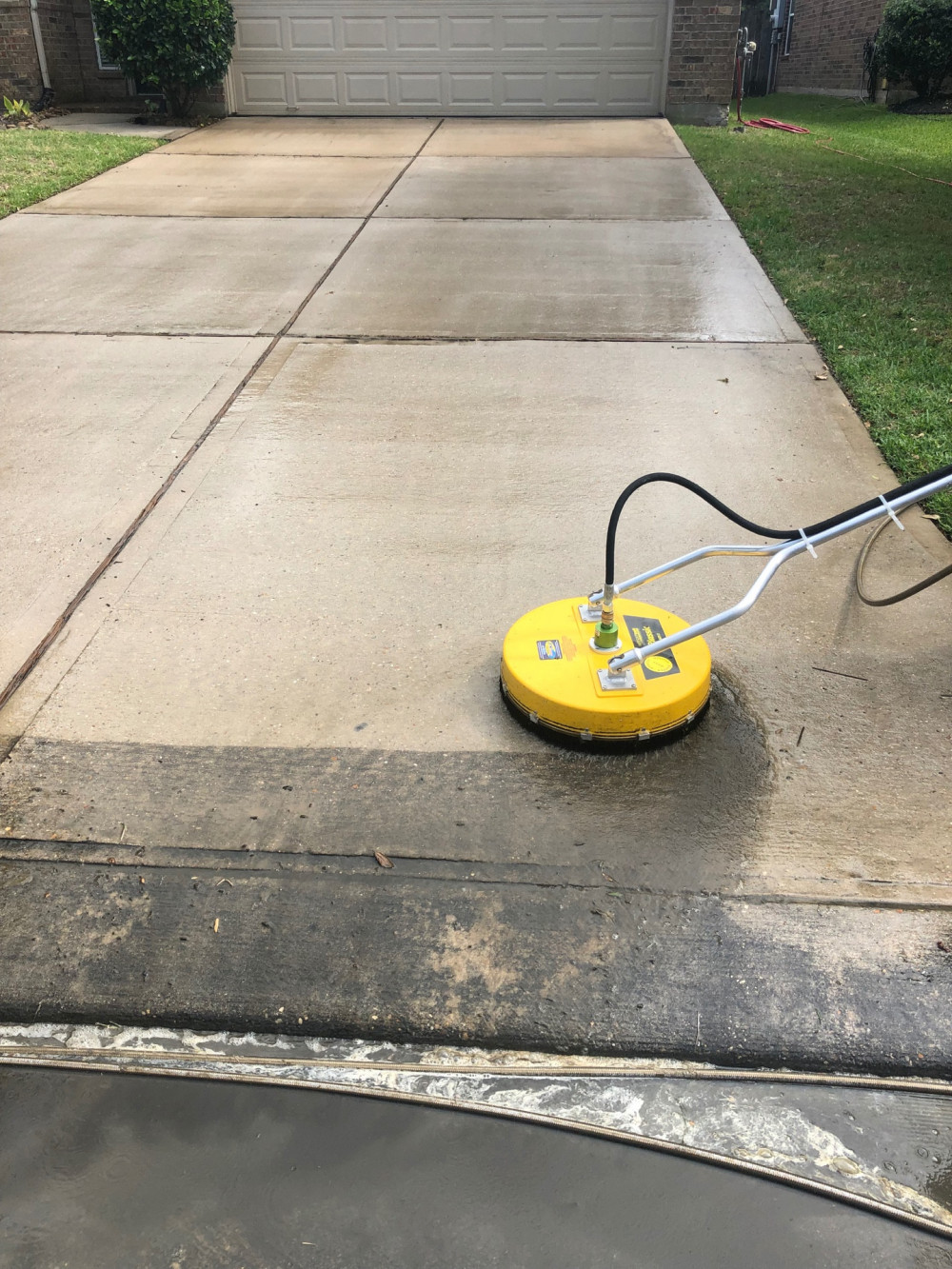 Professional driveway cleaning before and after